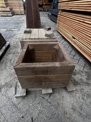 2x Hardhouten bloembakken